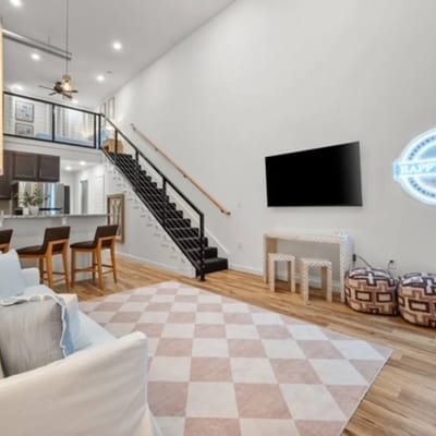 Loft Off Broadway/Walking Distance to Campus