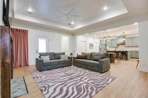 The Green Gem | Stylish 4BR Stay - Image 1