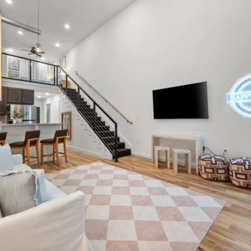 Loft Off Broadway/Walking Distance to Campus